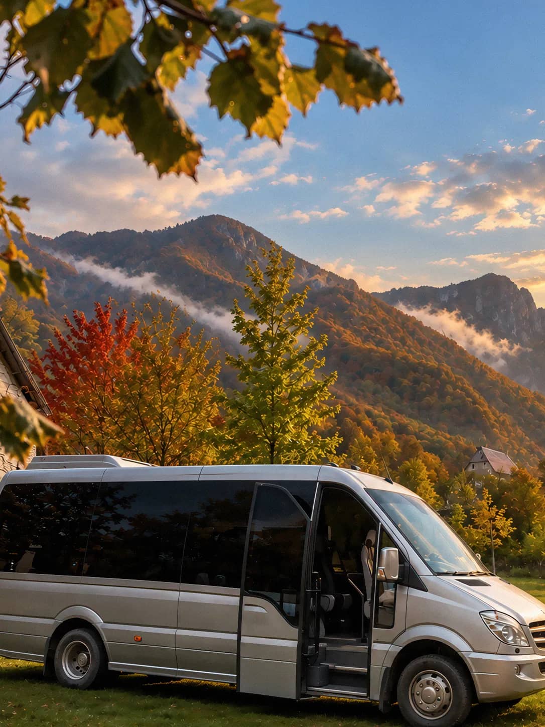 Der Mercedes Sprinter-Kleinbus von Luna Travel zwischen den Bergen im Herbst