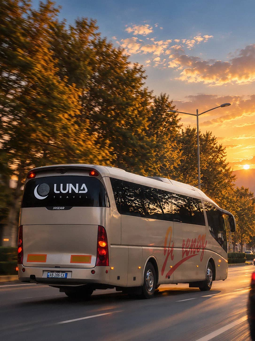 Der Irizar-Bus von Luna Travel unterwegs, bei Sonnenuntergang