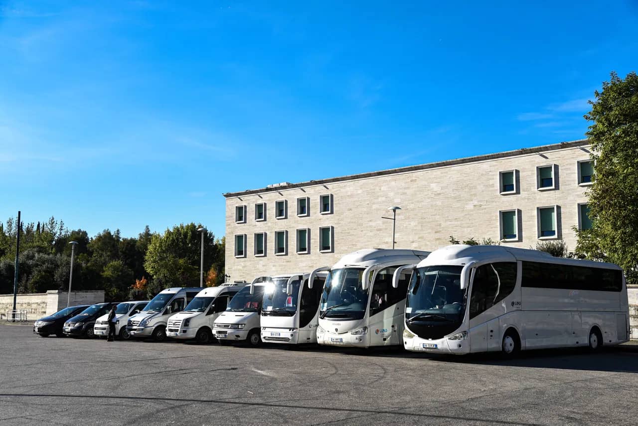 La flotte ultramoderne de Luna Travel alignée au terminal