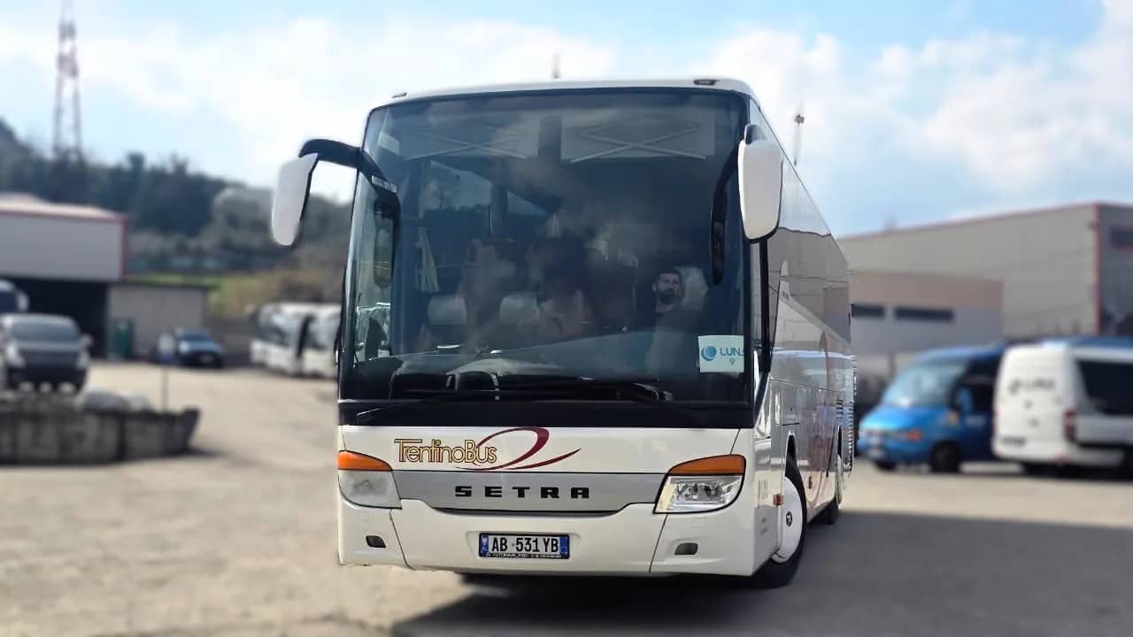 Setra con 53 posti