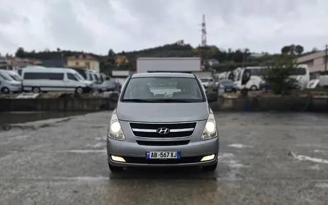 Automobile Hyundai Grand Starex con 8 posti