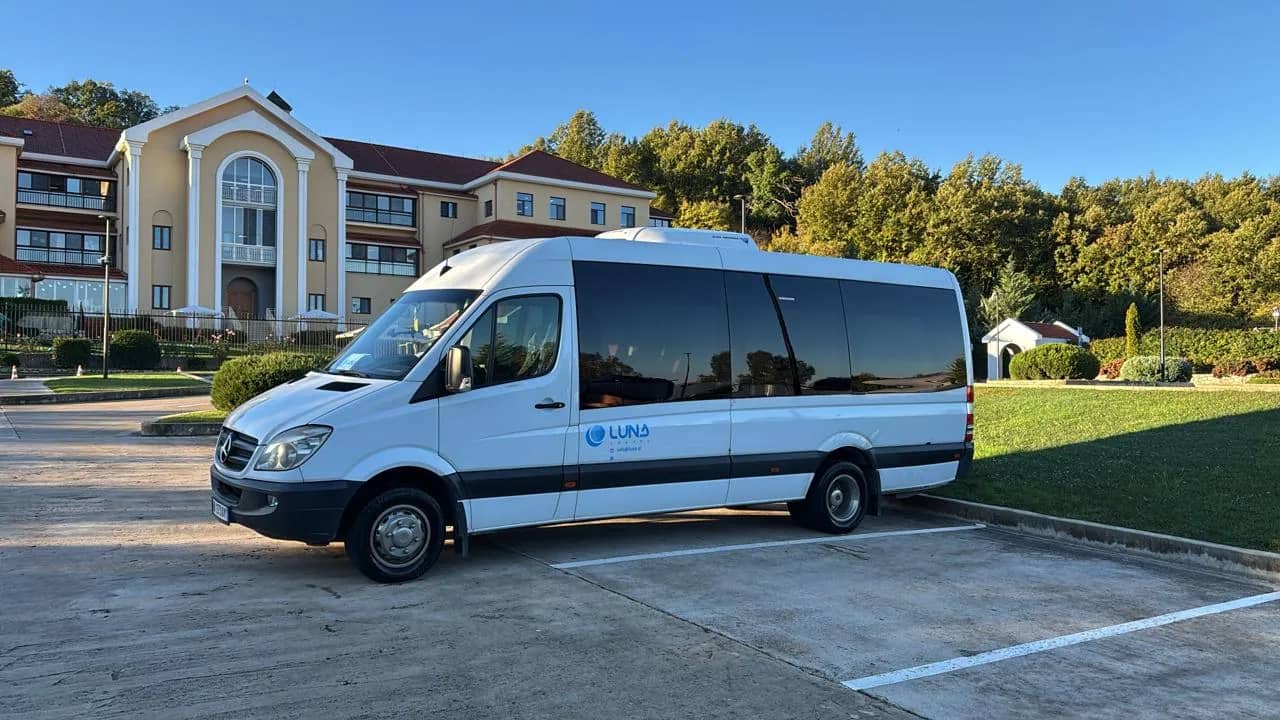 Mercedes-Benz mit 20 Sitzplätzen