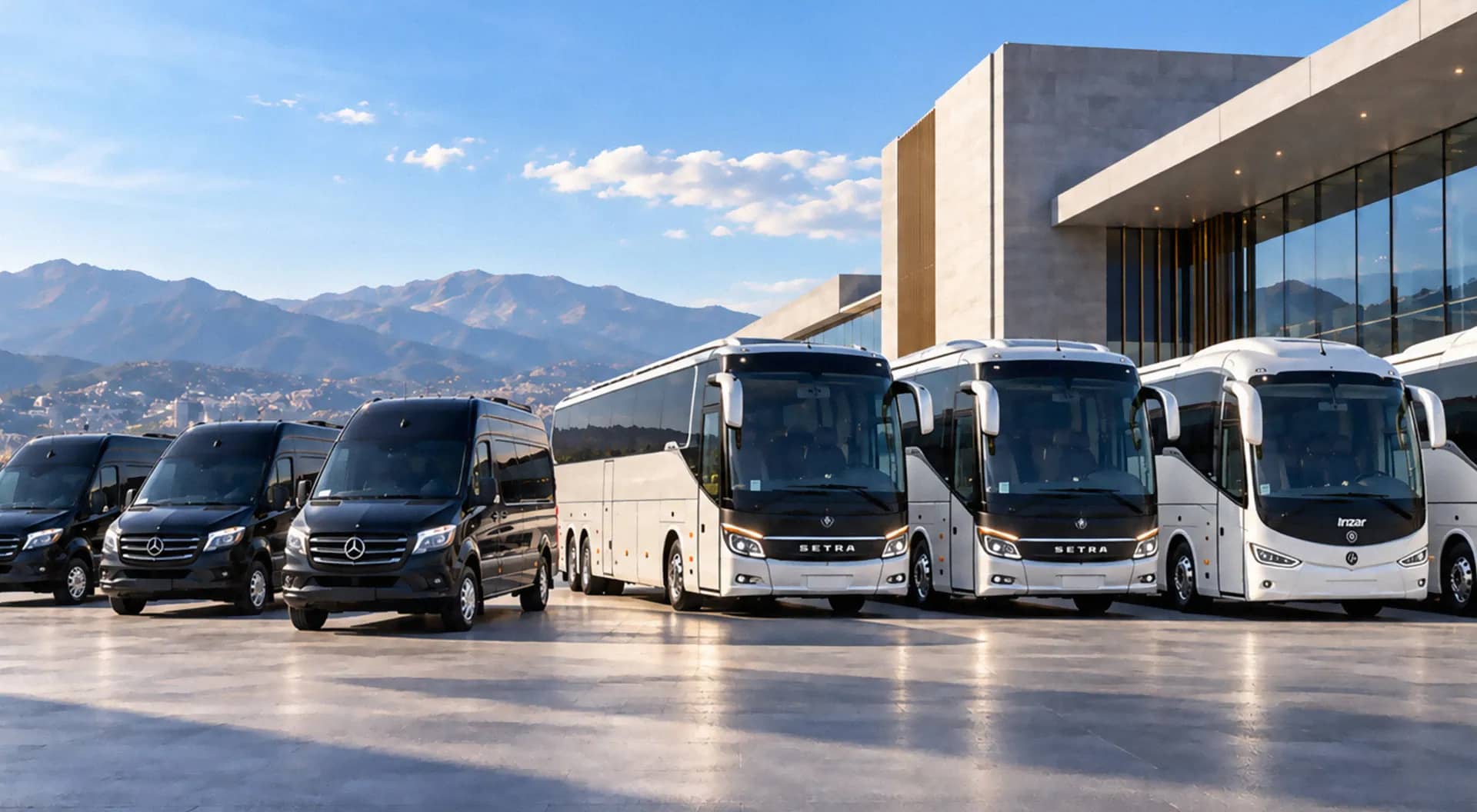 Die Bus- und Transporterflotte von Luna Travel stand in einer Reihe