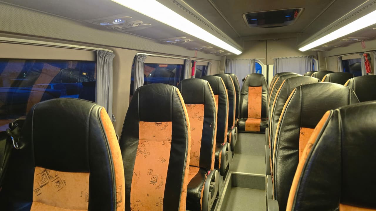 
								Mercedes Benz | 2013 | 20+1 full									