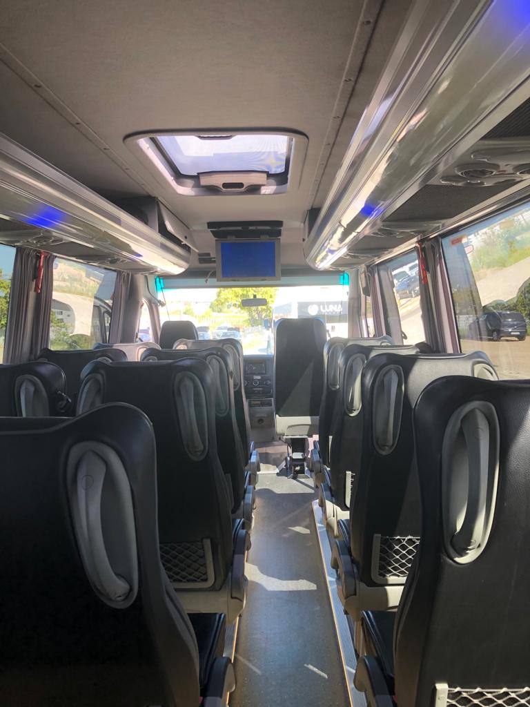 
								Mercedes Benz 21 Seater full									