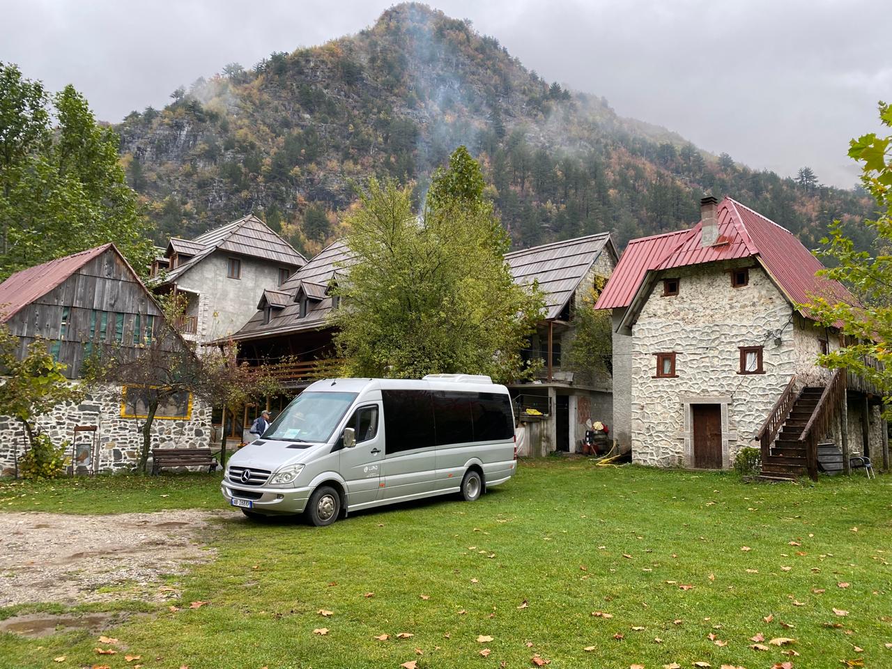 
								Mercedes Benz 21 Seater full									