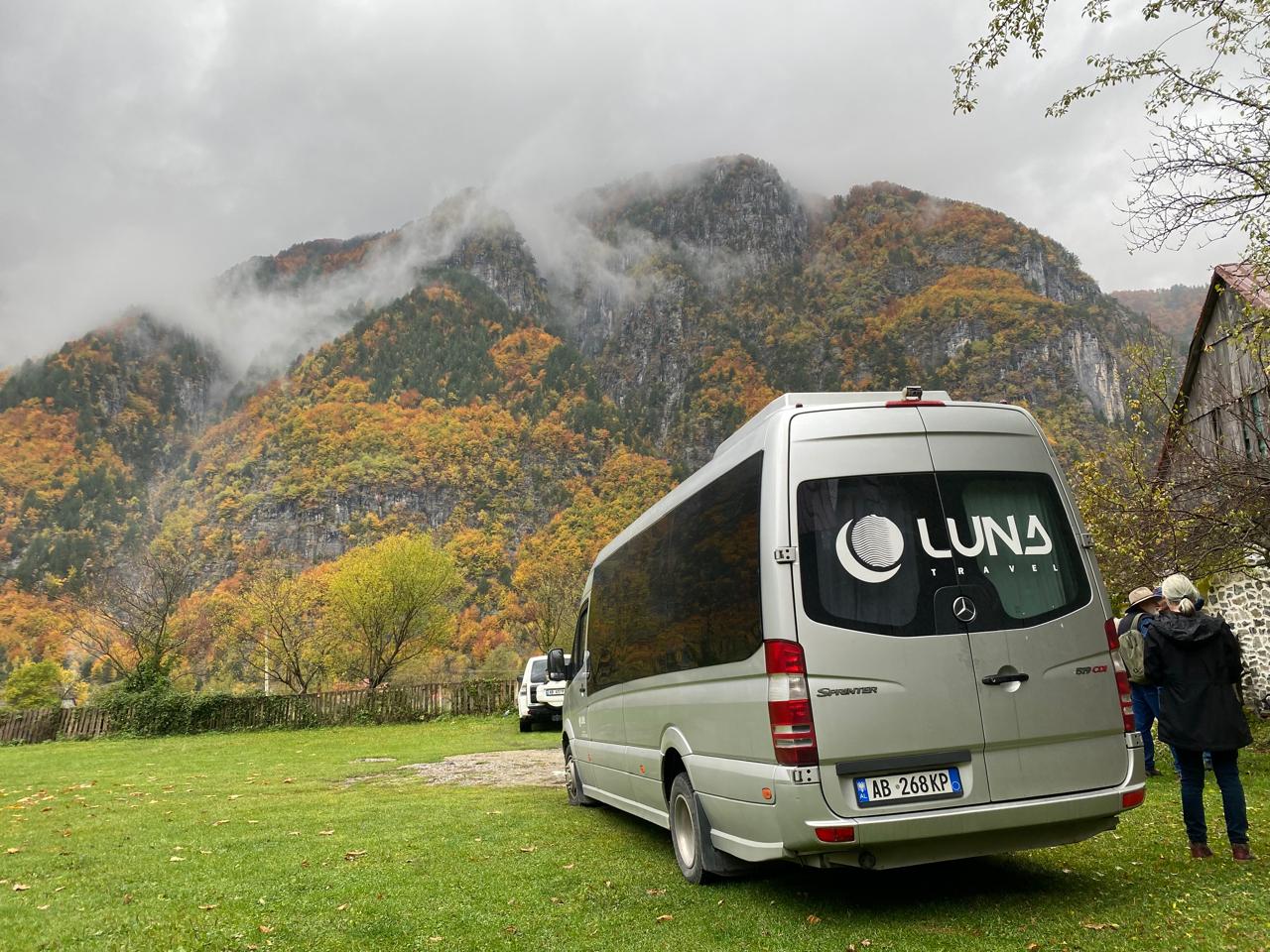 
								Mercedes Benz 21 Seater full									